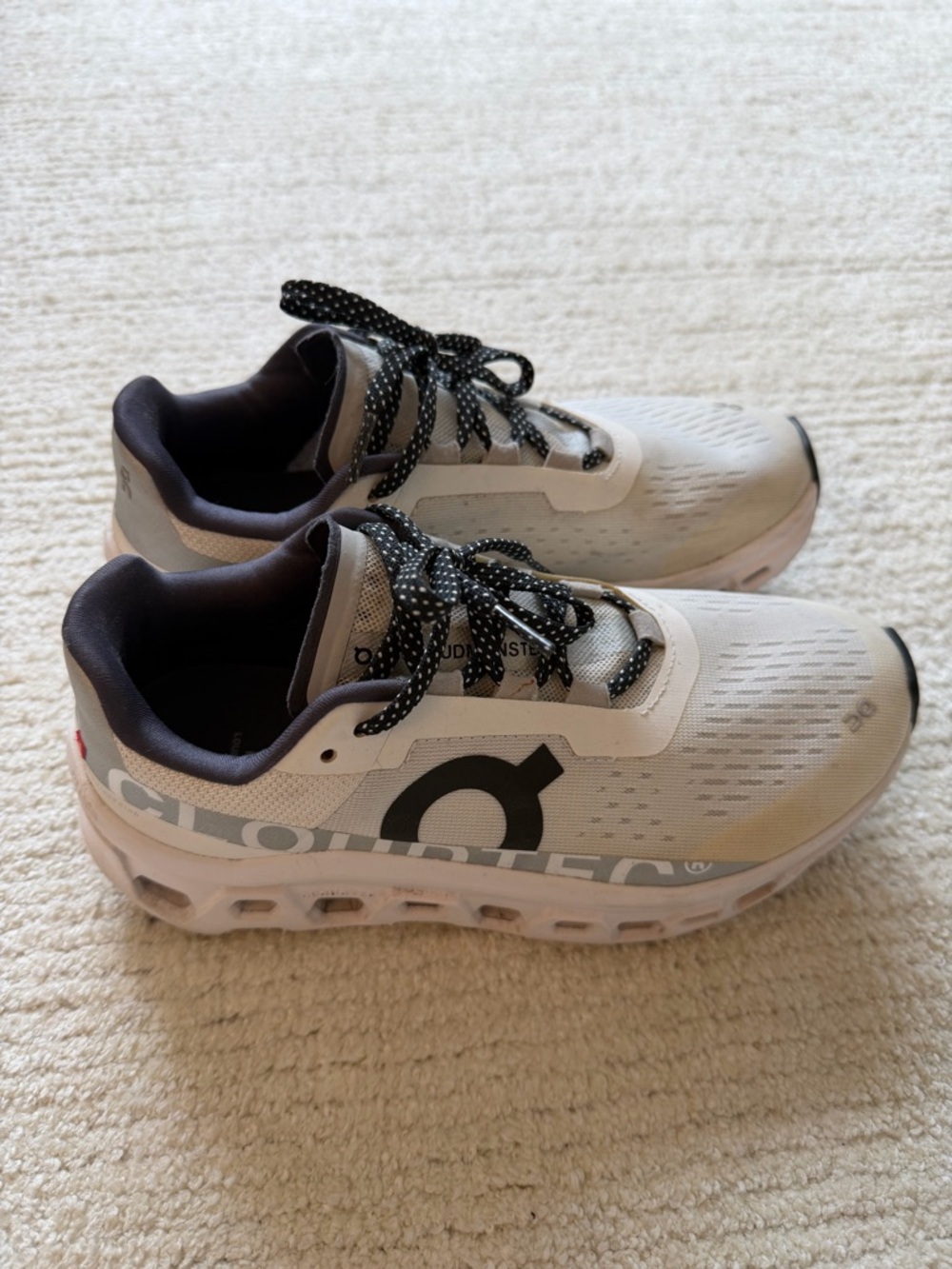 On Running Cloudstratus Women Running Shoes - White/Black